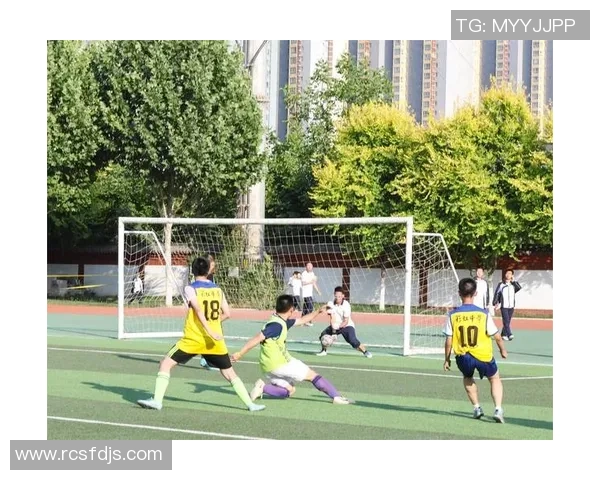 女子足球风潮席卷校园展现青春活力与团队精神